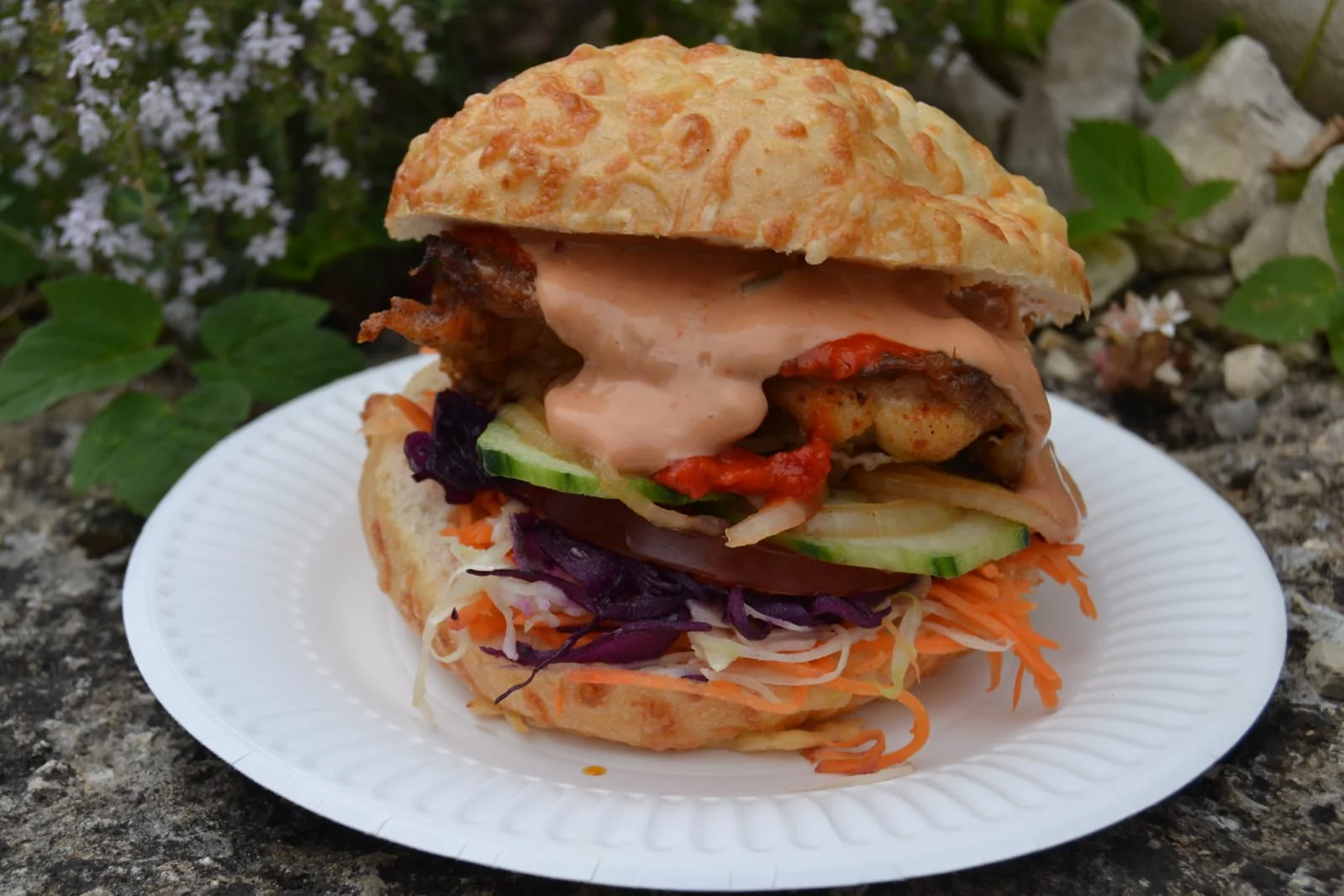 Spezial-Burger mit frischem Salat und Sauce