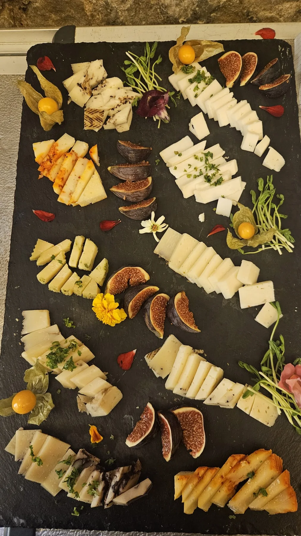 Käseauswahl auf Schieferplatte von Boerny's Catering